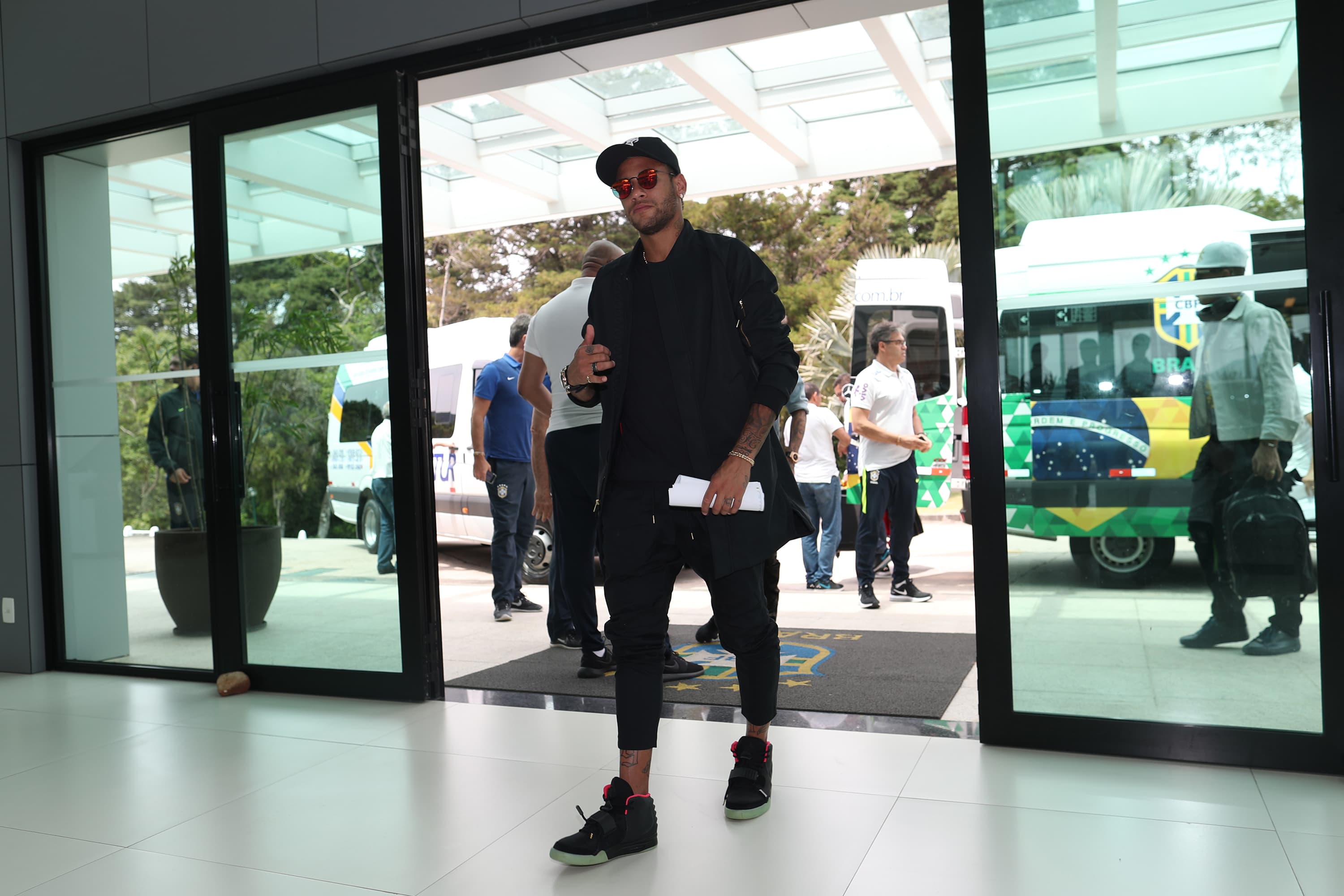 Neymar chega à Granja Comary, em Teresópolis, no Rio de janeiro, para se preparar para os dois últimos jogos do Brasil pelas Eliminatórias Sul-Americanas para a Copa do Mundo