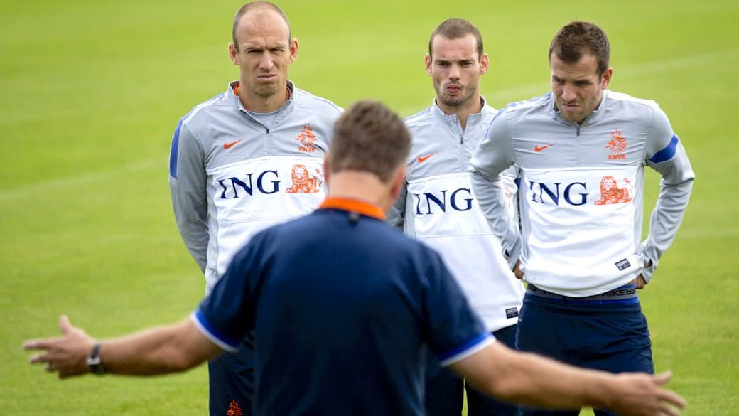 Robben, Sneijder e Van der Vaart ouvem as instruções do técnico da Holanda, Louis Van Gaal, antes de partida para as Eliminatórias da Copa do Mundo de 2014