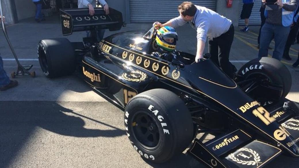 Bruno Senna pilota Lotus 98T de Ayrton Senna em Donington Park, na Inglaterra