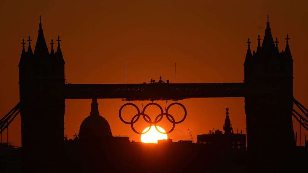 O sol ilumina a Tower Bridge, em Londres, no domingo