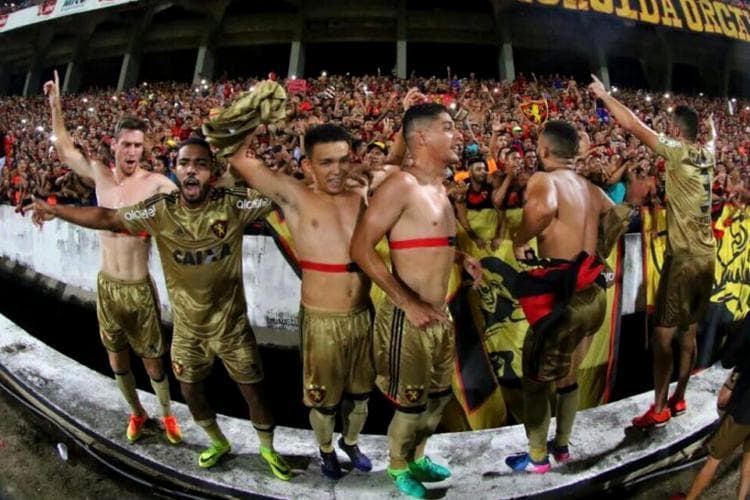 Jogadores do Sport celebram vitória histórica sobre o Santa Cruz, no Arruda