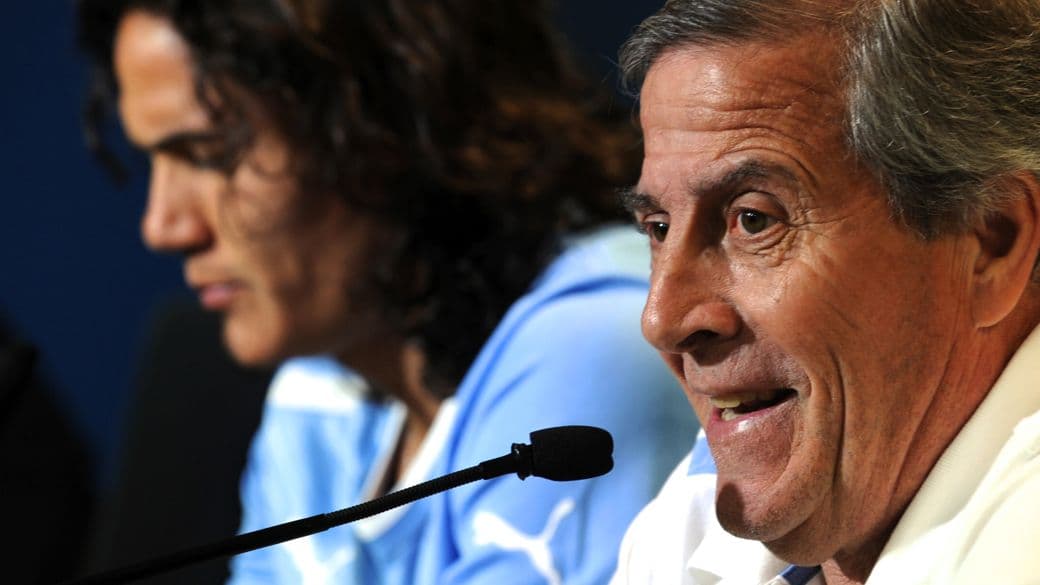 O técnico Tabárez ao lado da Cavani: Uruguai poderia ter ido à final