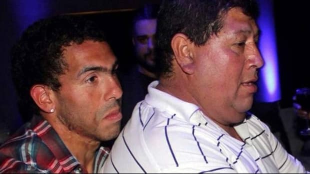Tevez com o pai adotivo Juan Carlos Cabral