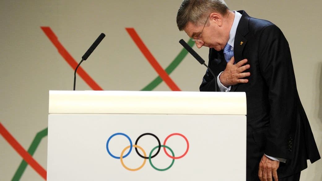 Thomas Bach, novo presidente do COI, agradece aos outros cartolas depois de ser eleito