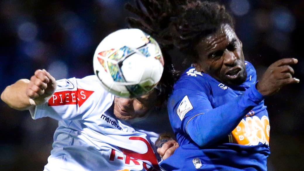 Tinga sofreu com atitudes racistas da torcida peruana em partida da Libertadores, em fevereiro