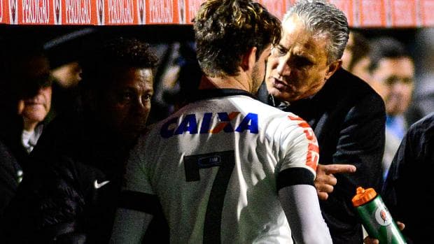 Tite conversa antes de colocar Alexandre Pato em campo
