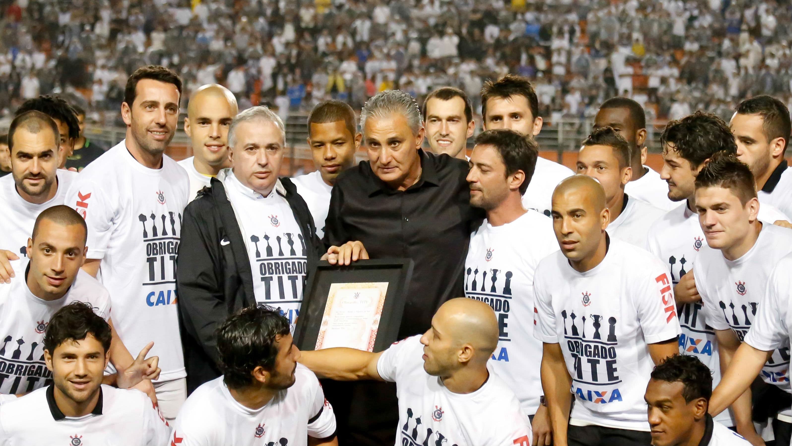 Tite é homenageado pelos jogadores do Corinthians na partida com o Internacional, que marcou sua despedida