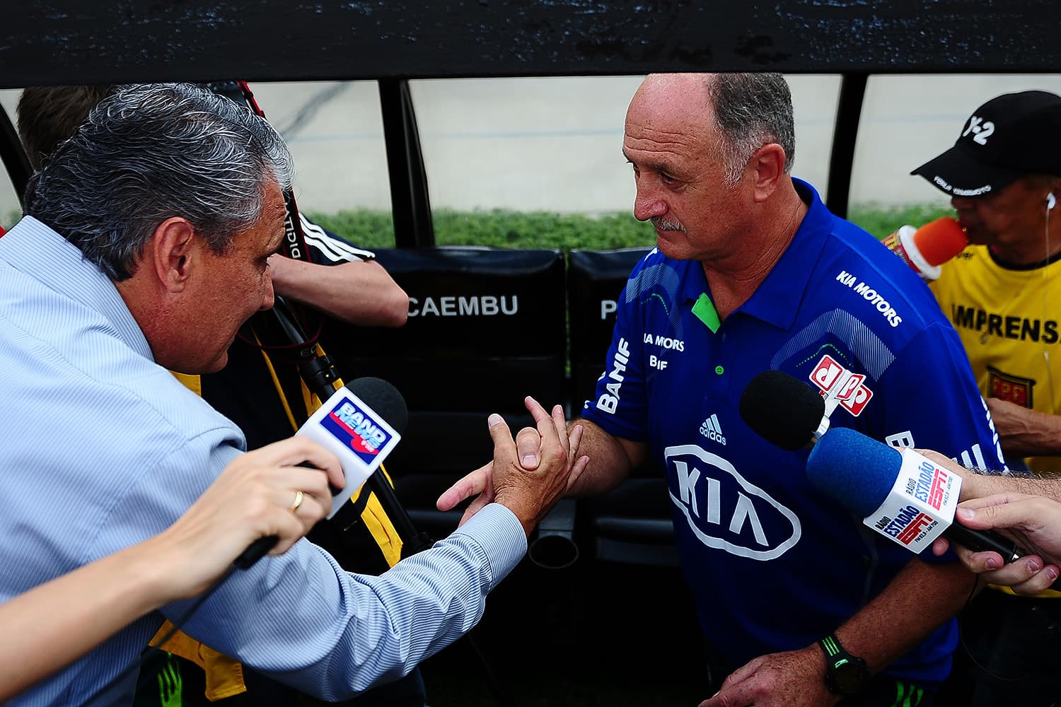 Tite, então técnico do Corinthians cumprimenta Felipão, do Palmeiras, em 2012