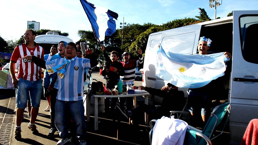 Torcedores argentinos acampam no estacionamento do Sambódromo do Anhembi