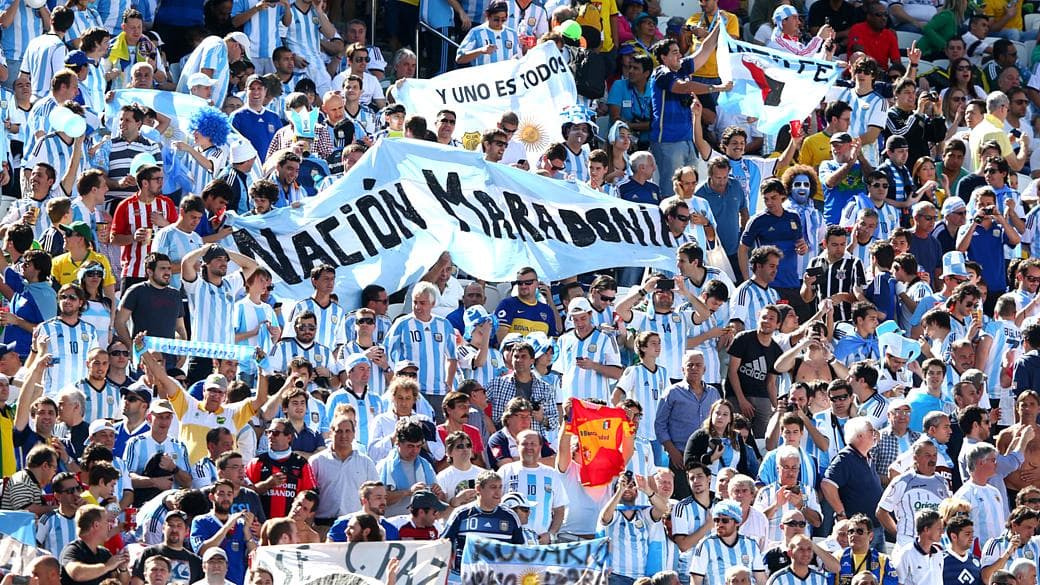 Torcedores argentinos acompanham o jogo contra a Suíça nas arquibancadas do Itaquerão