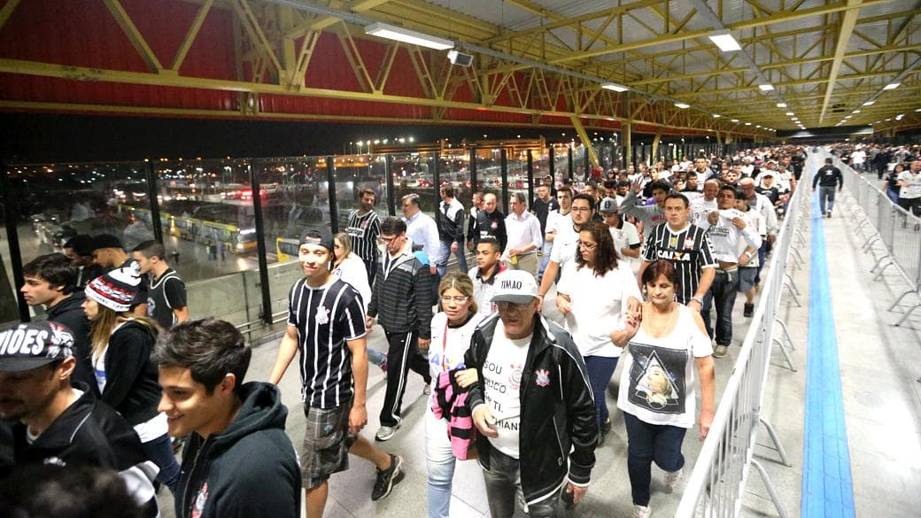 Torcedores do Corinthians lotam a estação Corinthians/Itaquera do Metrô ao final da partida