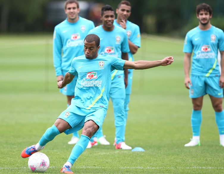 Lucas durante treino da seleção olímpica no CT do Arsenal, em Saint Albans, norte de Londres
