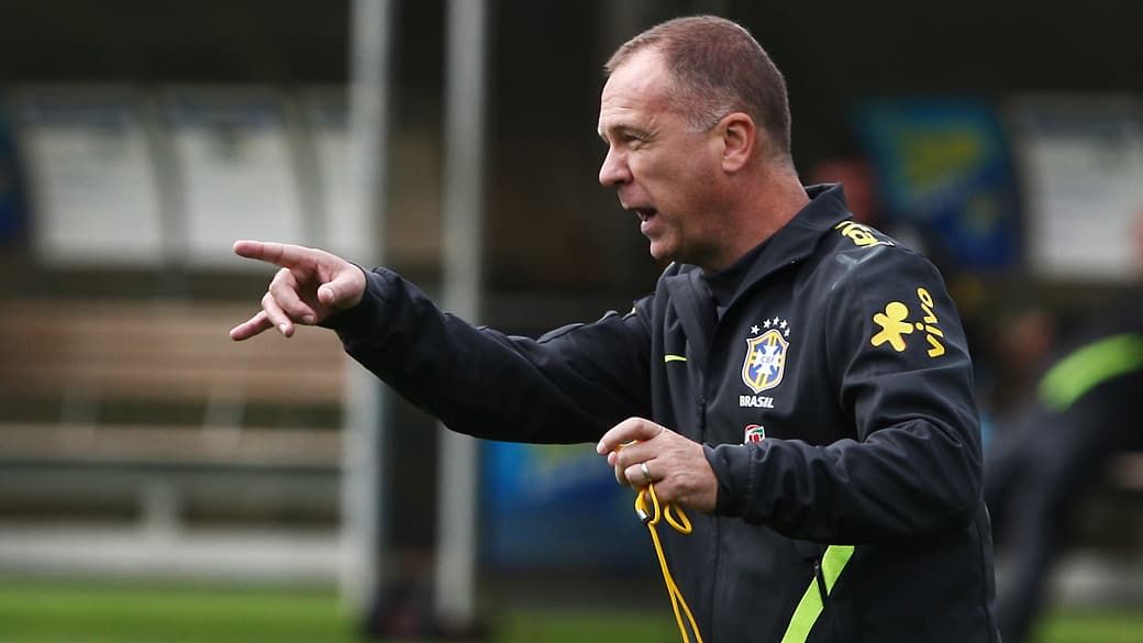 Mano Menezes comanda treino da seleção olímpica no centro de treinamento do Arsenal, em Saint Albans, norte de Londres