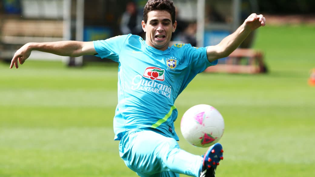 Oscar durante treino da seleção olímpica de futebol no centro de treinamento do Arsenal, em Saint Albans, distrito ao norte de Londres