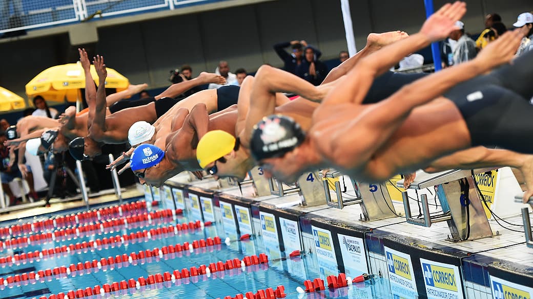 Felipe França (na raia 3 com braços para cima), nos 100 m peito no troféu Maria Lenk