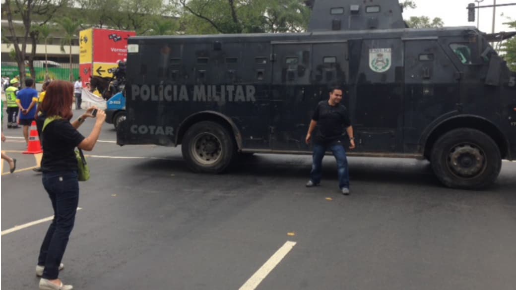 Turistas tiram foto com caveirão do Bope, em frente ao Maracanã