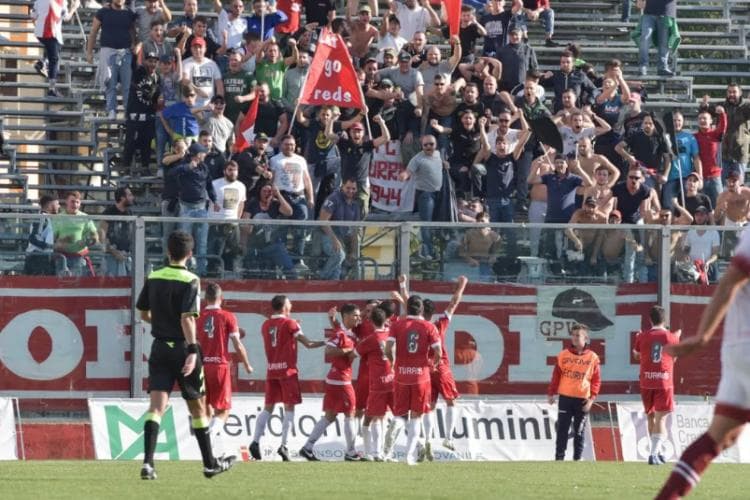 Jogadores do Turris celebram gol contra o Sarnese na Série D italiana