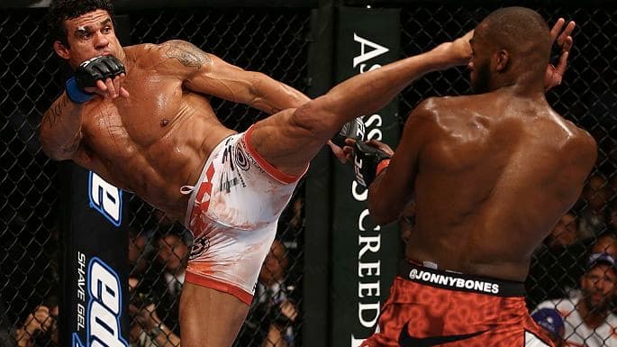 Jon Jones contra Vitor Belfort no UFC 152, em Toronto
