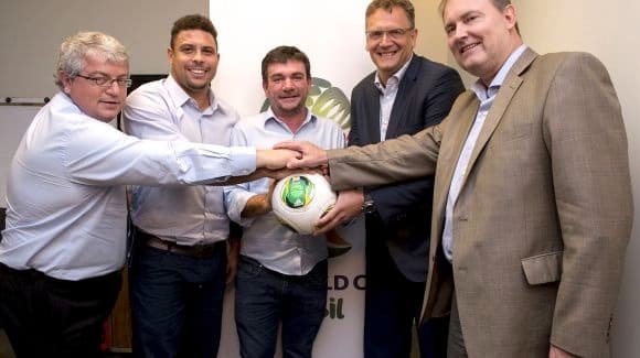 A reunião sobre o Itaquerão: os sorrisos de Ronaldo, Andrés e Valcke