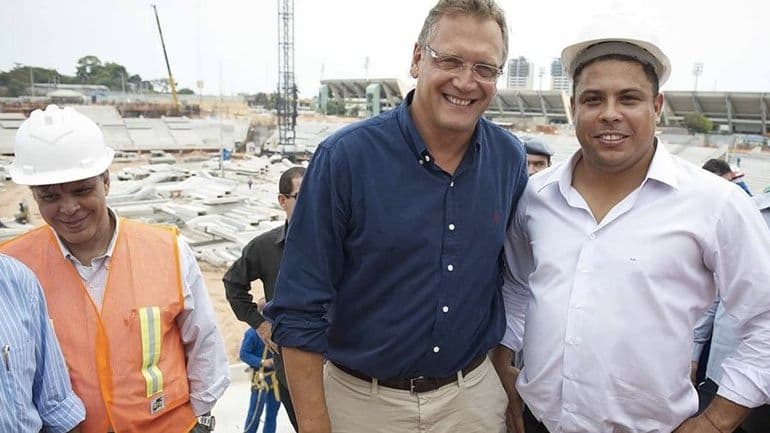 Valcke e Ronaldo nas obras da Arena Amazônia, no fim de agosto: estádio acima do preço