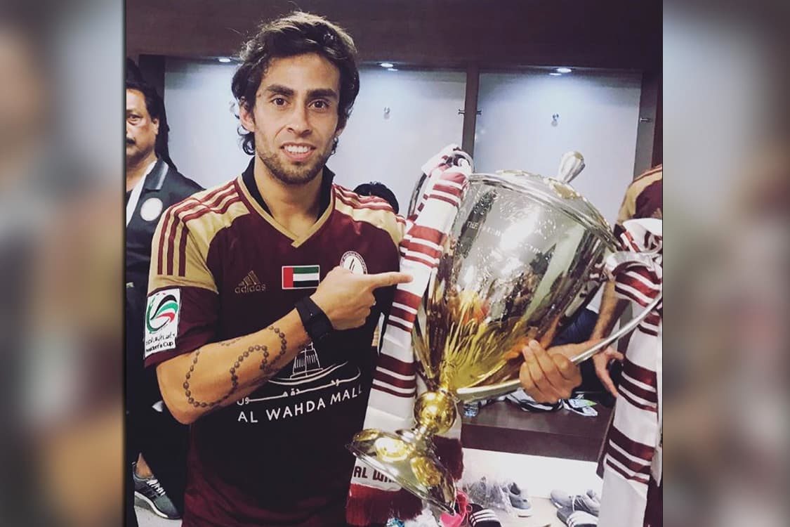 Valdivia mostra o troféu de campeão