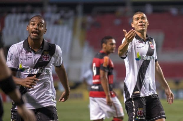 Vascaínos reclamam com a arbitragem durante clássico contra o Flamengo, válido pelo Campeonato Brasileiro 2012, disputado no Engenhão: partida foi ruim e teve pouco público