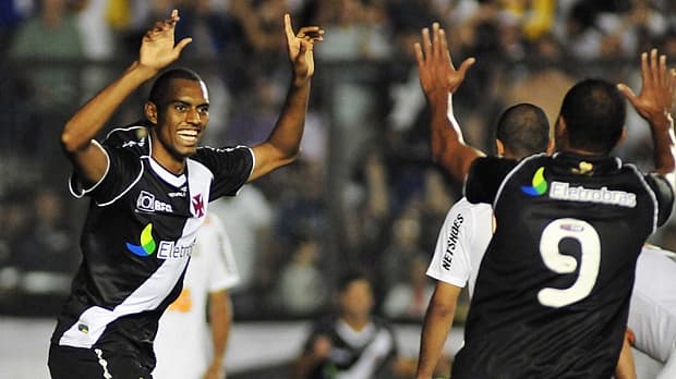 Após escanteio, Douglas abriu o placar para o Vasco contra o Santos