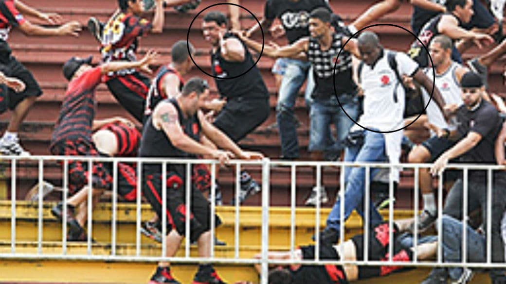 Jonathan Fernandes, de camisa branca, pisa em um torcedor do Atlético-PR; à esquerda, o homem identificado como Pierre, líder da torcida Ira Jovem