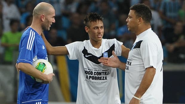 Zidane, Neymar e Ronaldo conversam antes de partida amistosa em Porto Alegre
