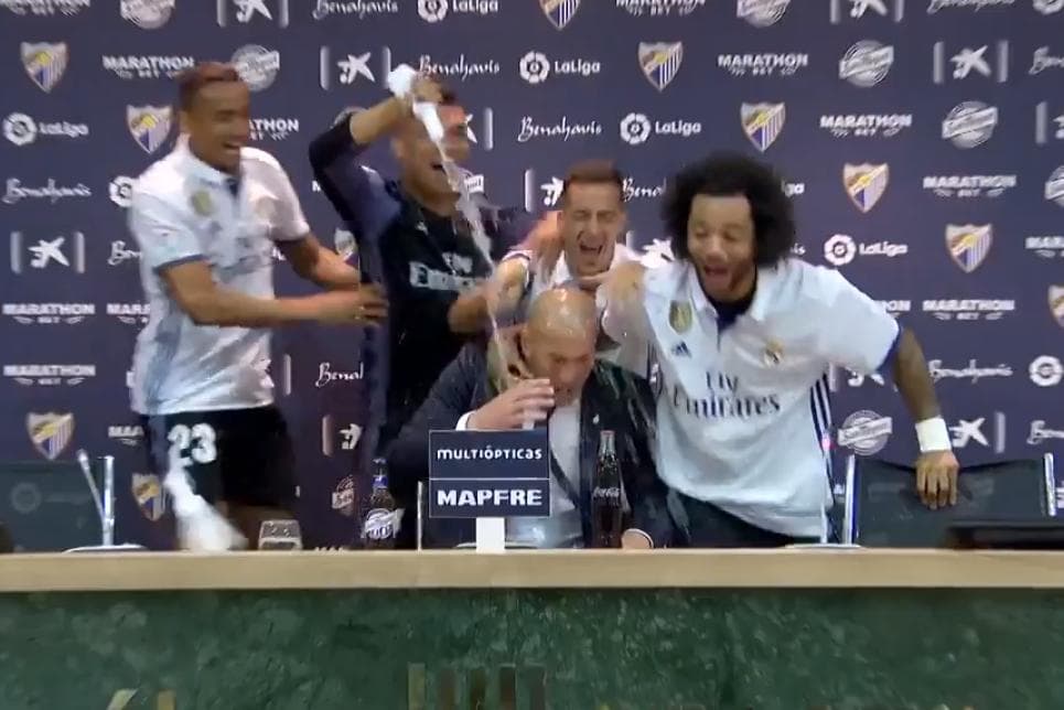 Brasileiros Danilo, Casemiro e Marcelo participaram do banho em Zidane