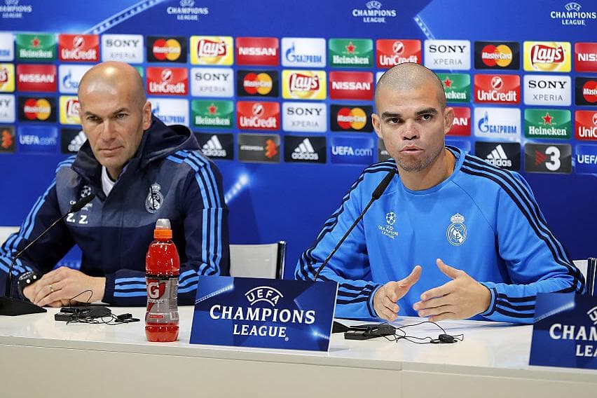 Zinedine Zidane e Pepe, durante coletiva do Real Madrid