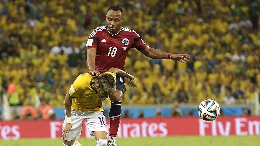 O colombiano Zuñiga e Neymar no lance que tirou o craque brasileiro da Copa do Mundo, nas quartas de final do torneio, em Fortaleza