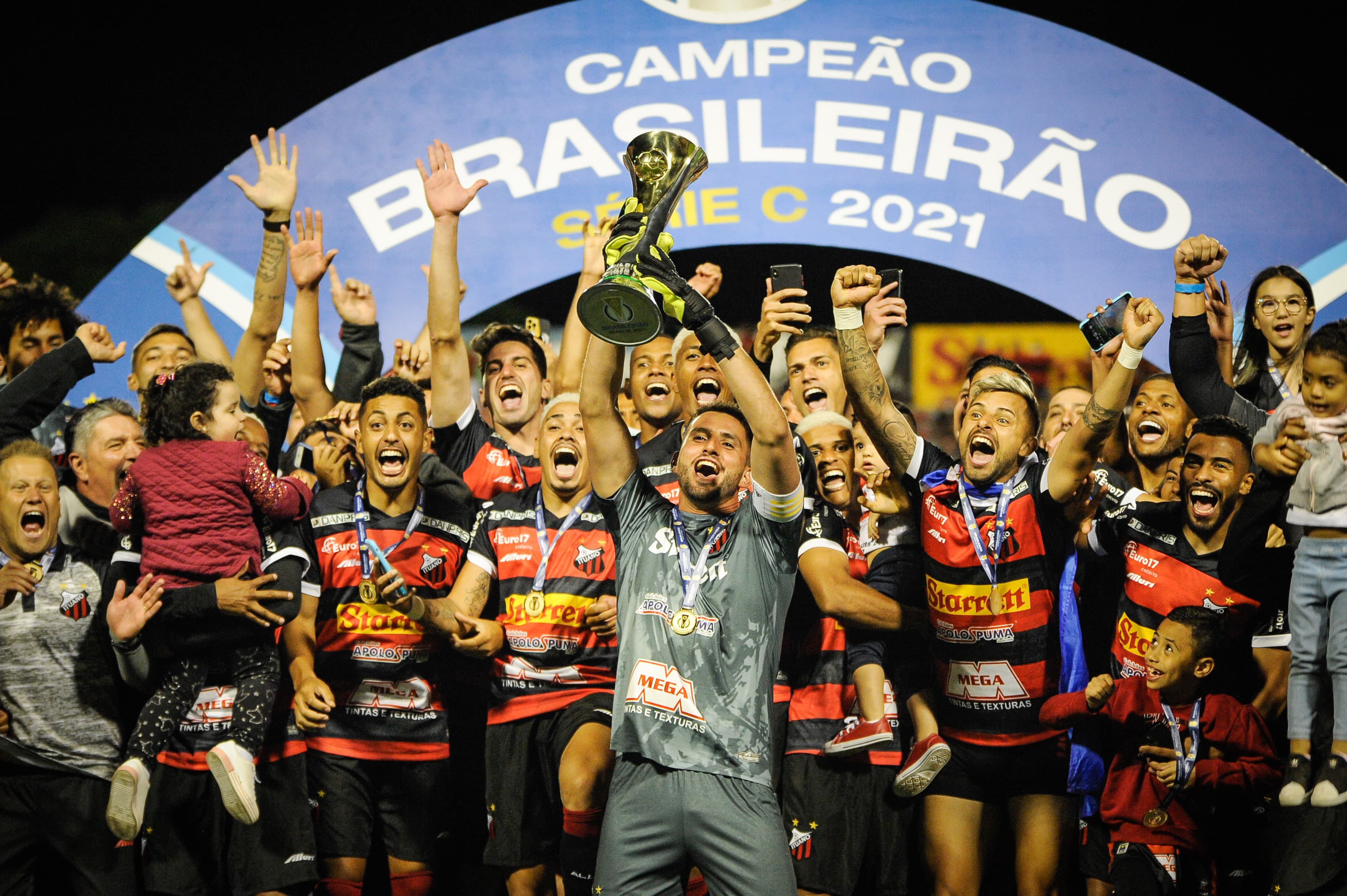 Jogadores do Ituano com a taça da Série C