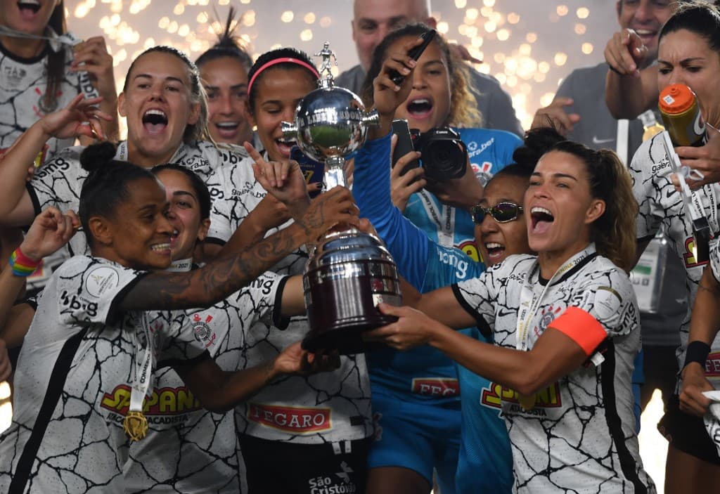 Jogadoras do Corinthians celebram o título da Libertadores feminina