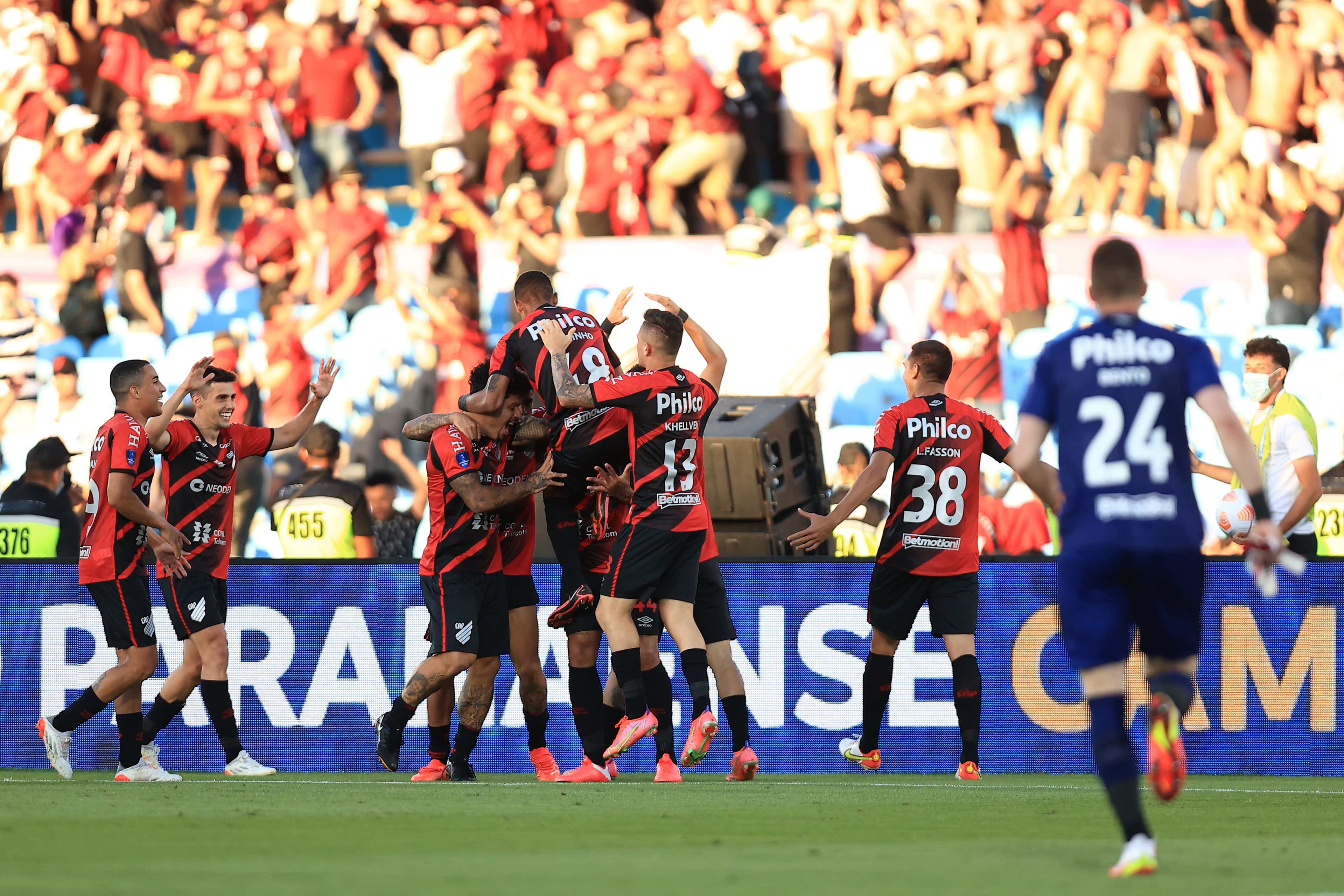 Jogadores do Athletico-PR celebram a vitória na final da Sul-Americana contra o RB Bragantino
