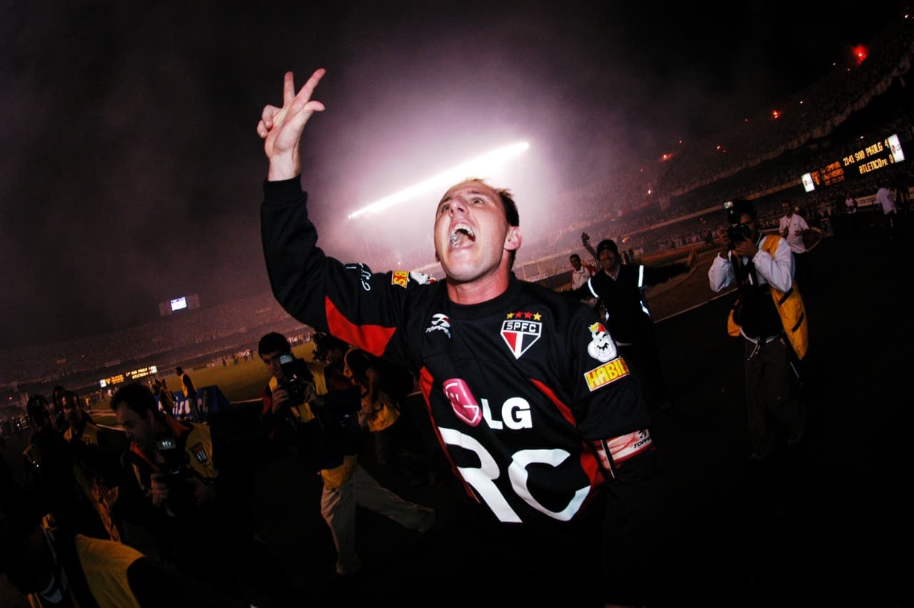 O goleiro Rogério Ceni, do São Paulo, comemorando a conquista da Copa Libertadores da América 2005, após vencer o Atlético Paranaense por 4 x 0, no estádio do Morumbi.