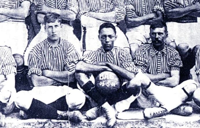 Fernando Carregal (centro), do Bangu, o primeiro negro do futebol brasileiro