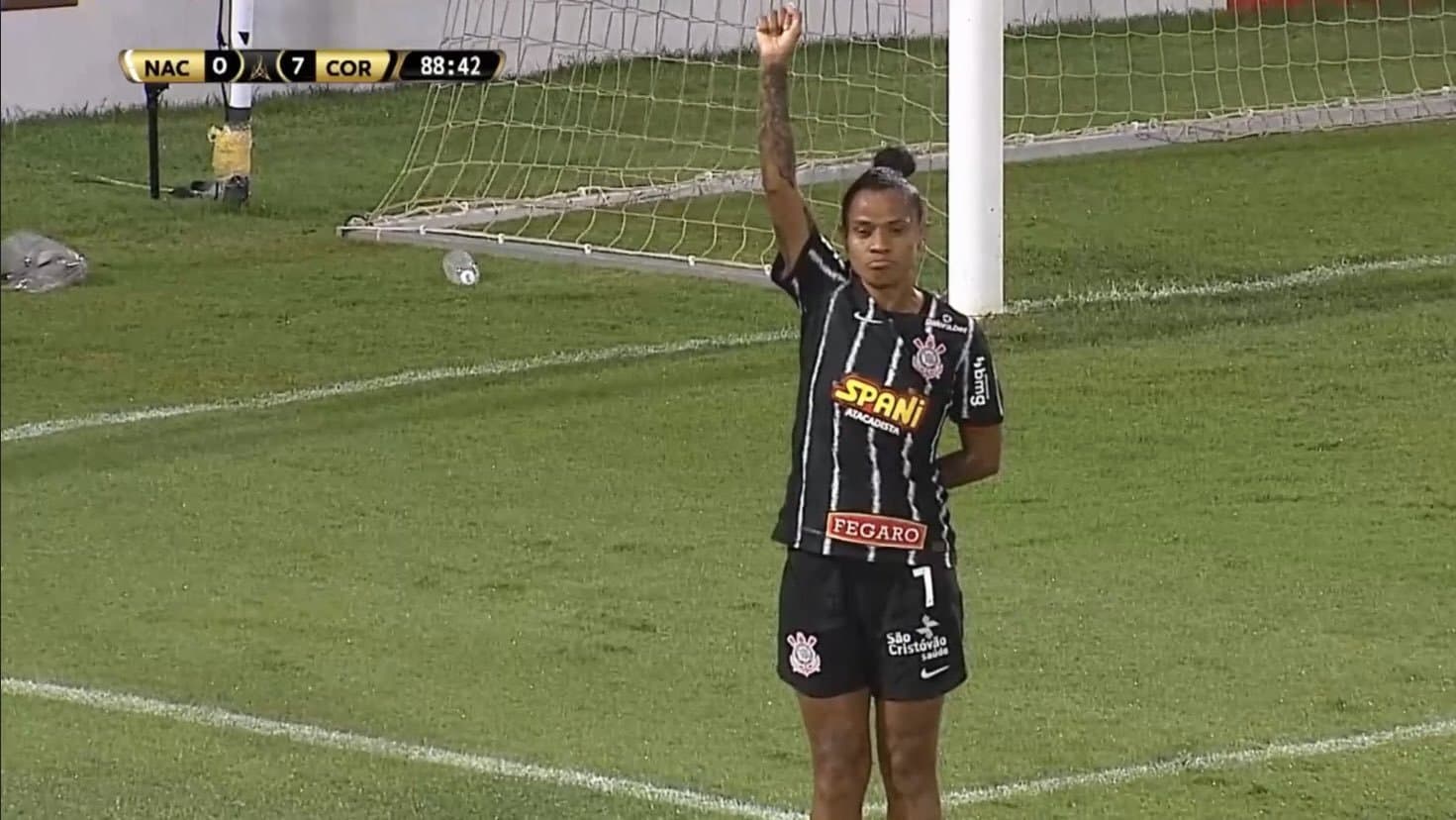 Grazi comemora gol do Corinthians com gesto antirracista