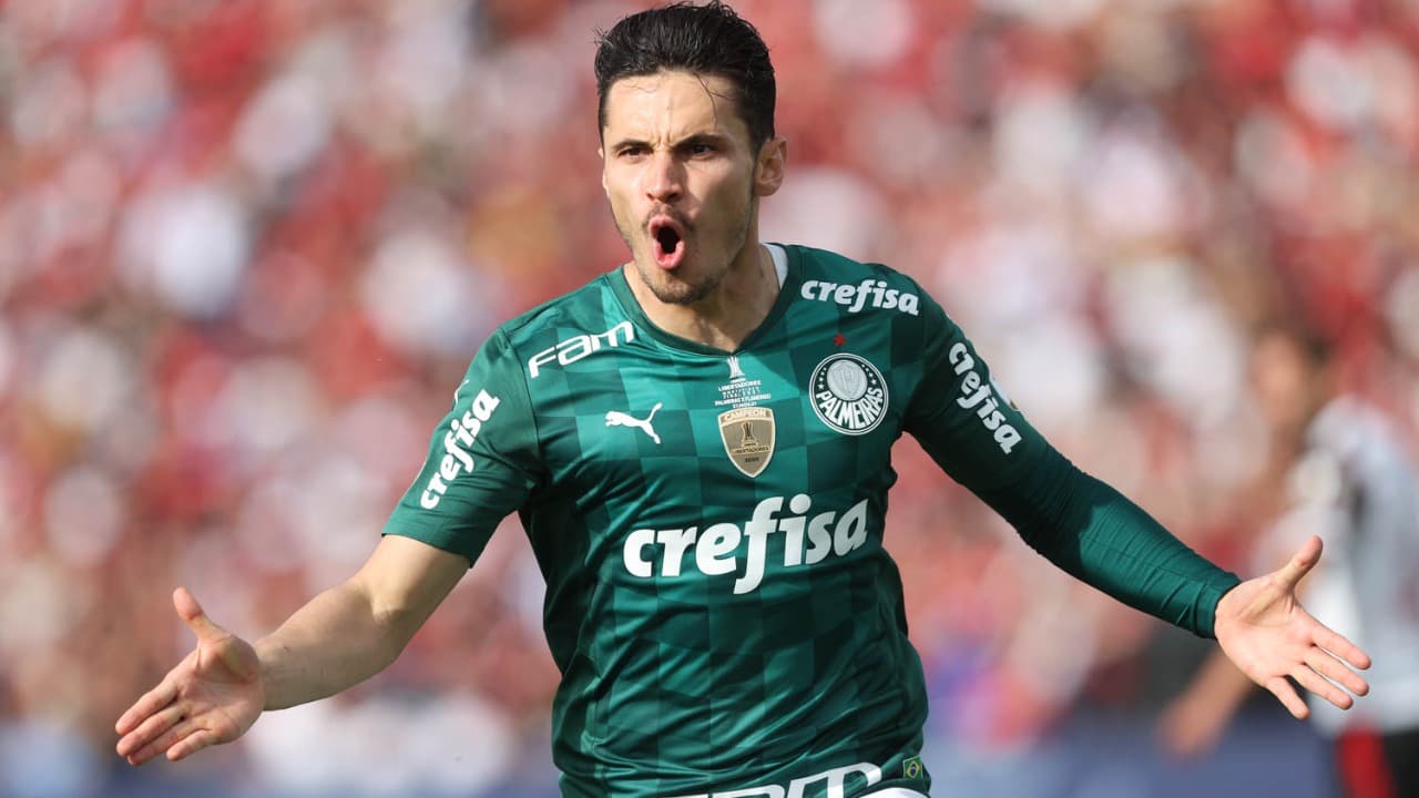 Raphael Veiga comemora o gol do Palmeiras na final da Libertadores