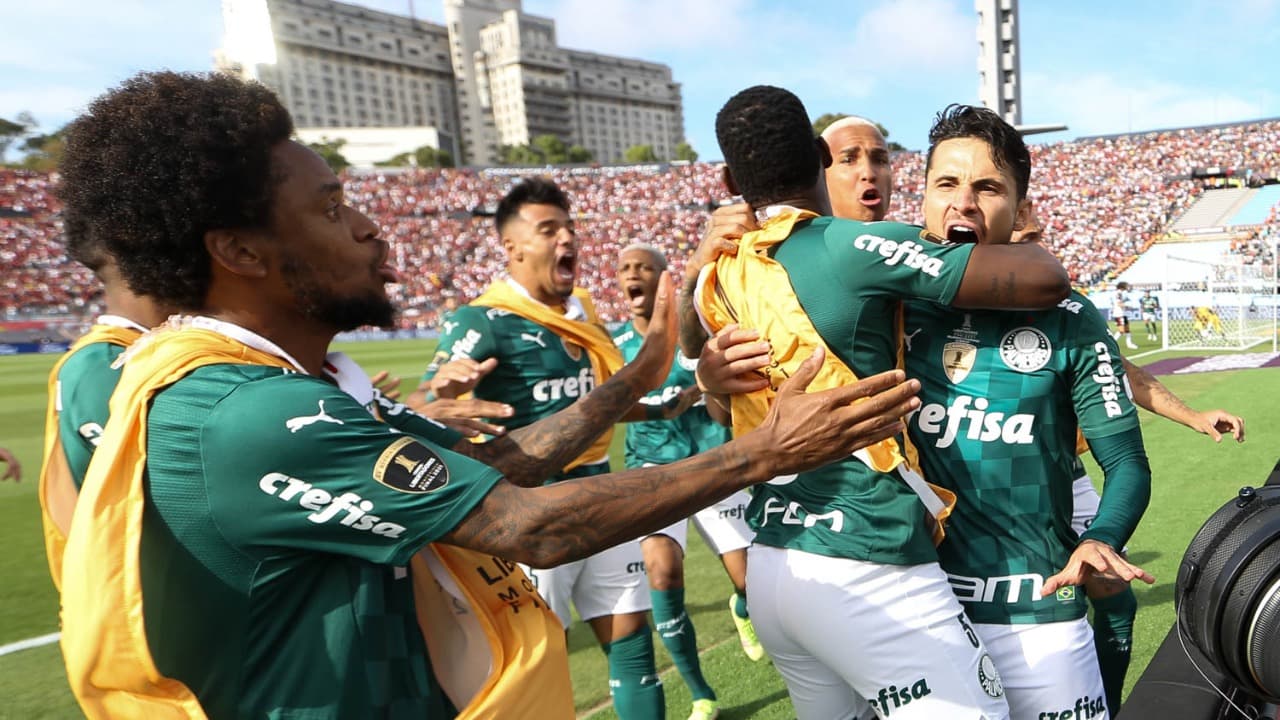 Raphael Veiga comemora o gol do Palmeiras na final da Libertadores