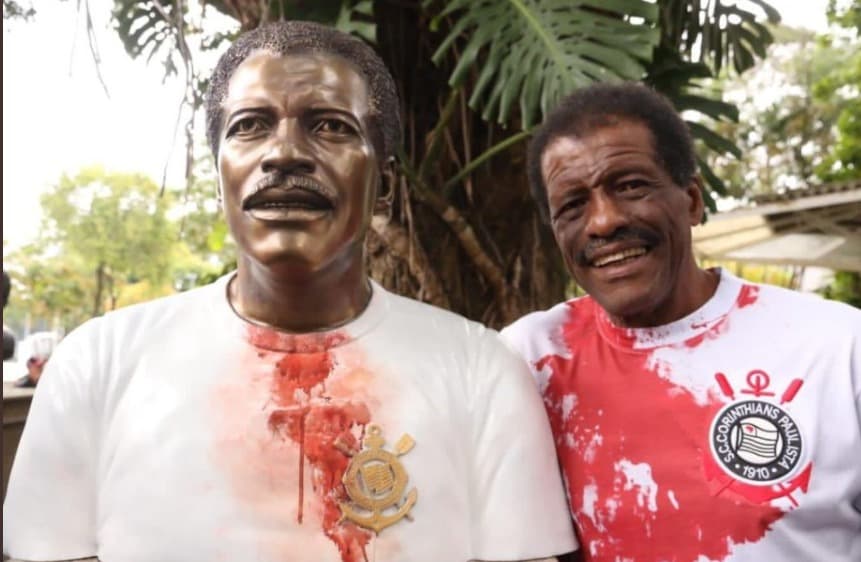 Zé Maria ao lado do busto com a camisa que lembra a final de 1979 -