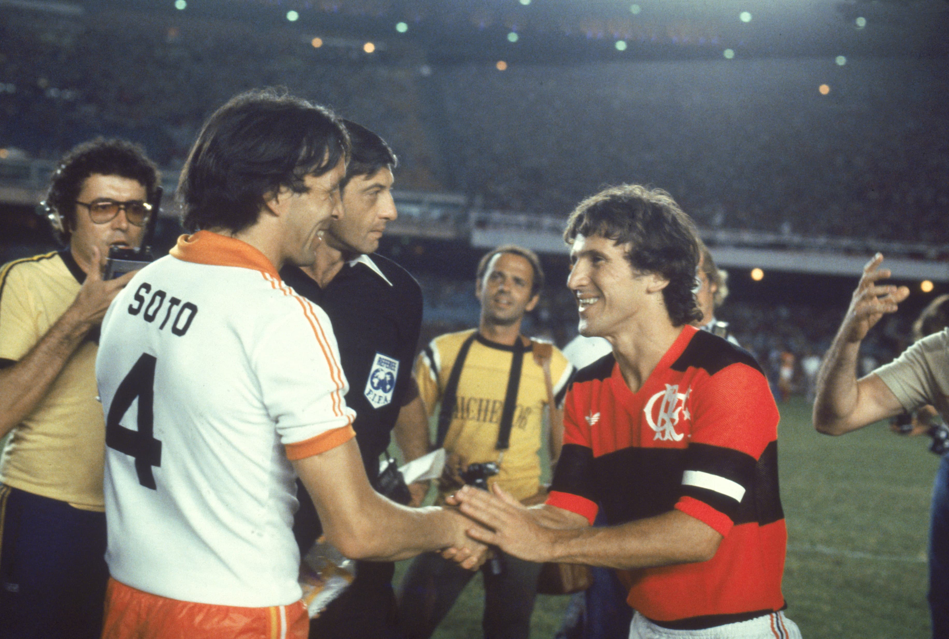 Mário Souto, do Cobrloa, cumprimentando Zico na final da Libertadores de 1981