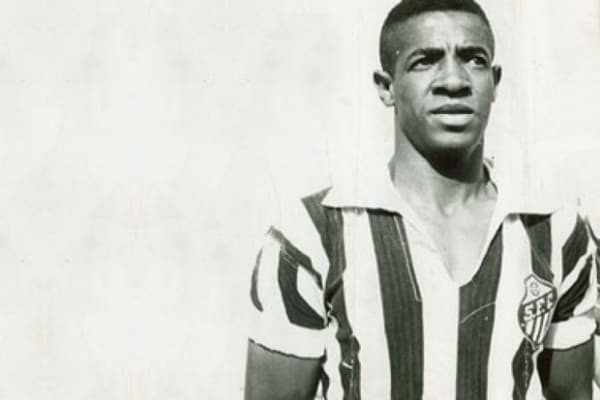 Ex-ponta Dorval é considerado um dos maiores ídolos do Santos -
