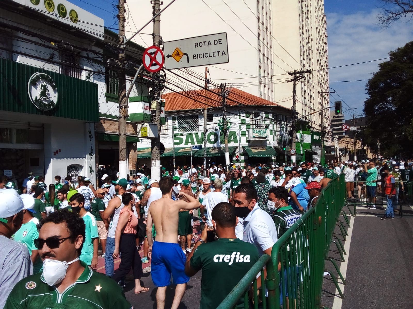 Torcedores do Palmeiras aglomerados na rua Palestra Itália -