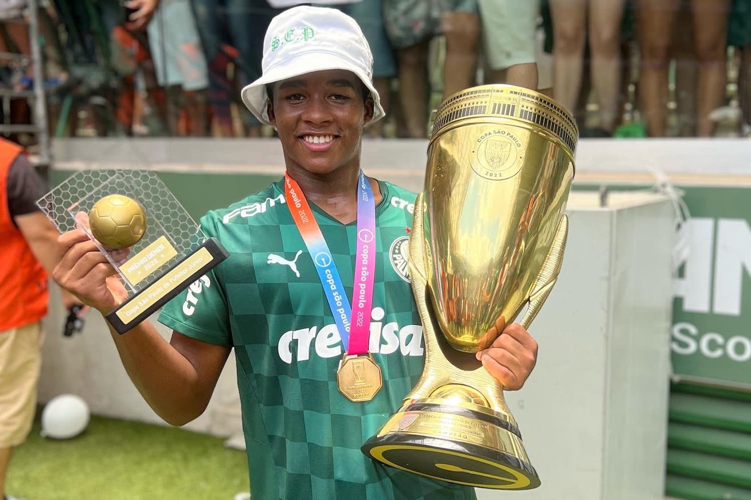 Endrick com a taça de campeão da Copinha e premiação por gol mais bonito -