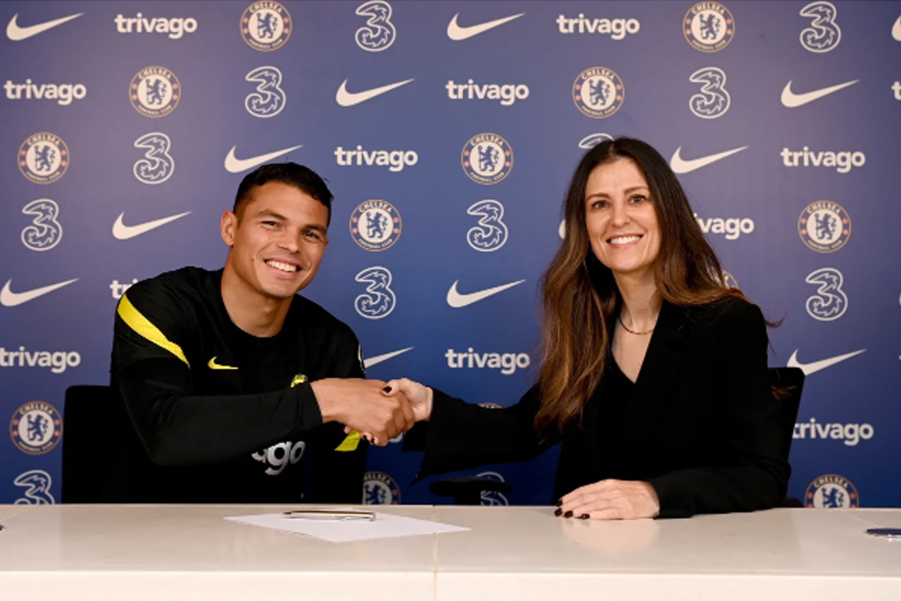 Thiago Silva ao lado da diretora Marina Granovskaia -