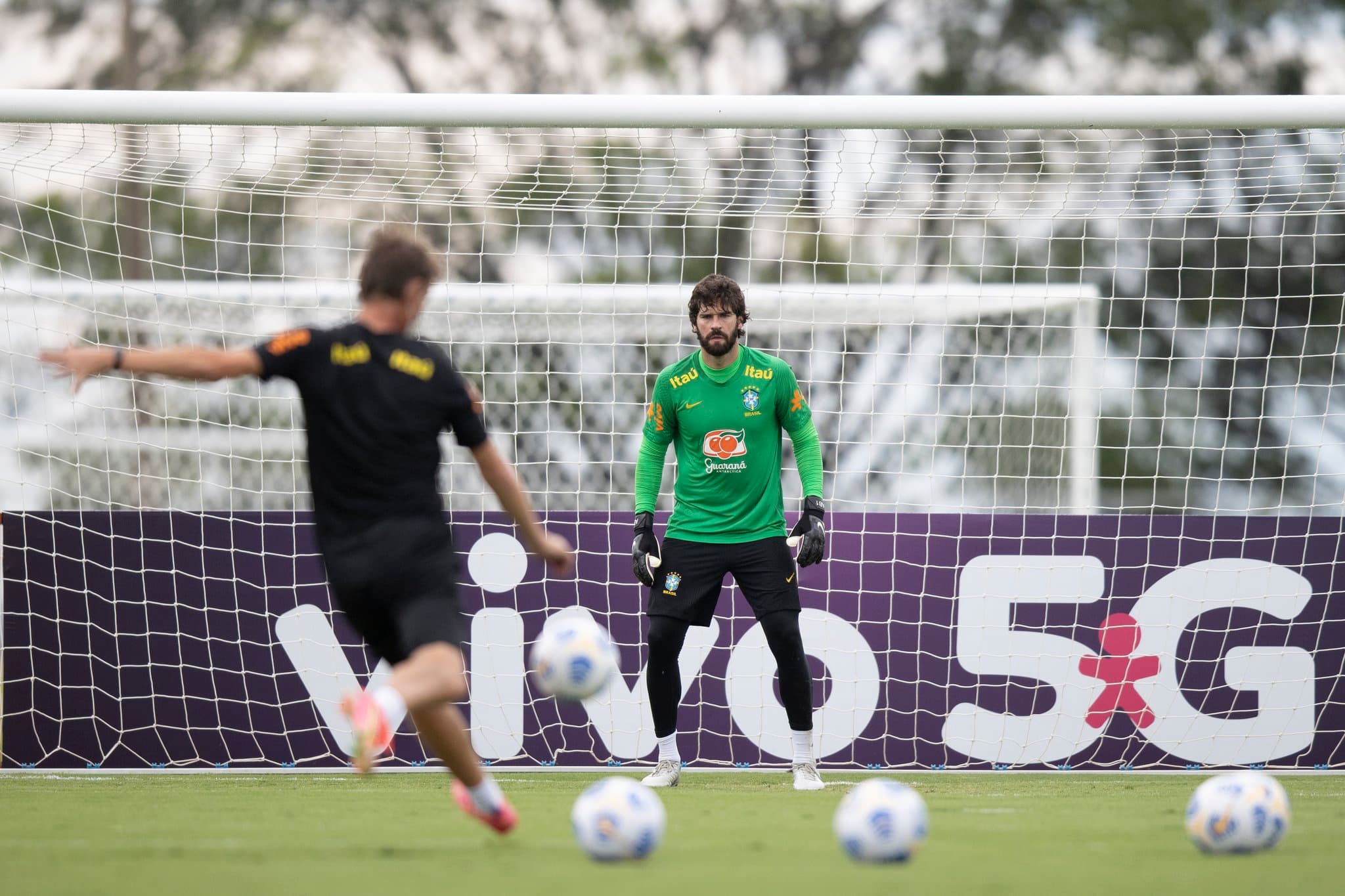 Seleção brasileira enfrenta equipe do Paraguai, no Mineirão, nesta terça