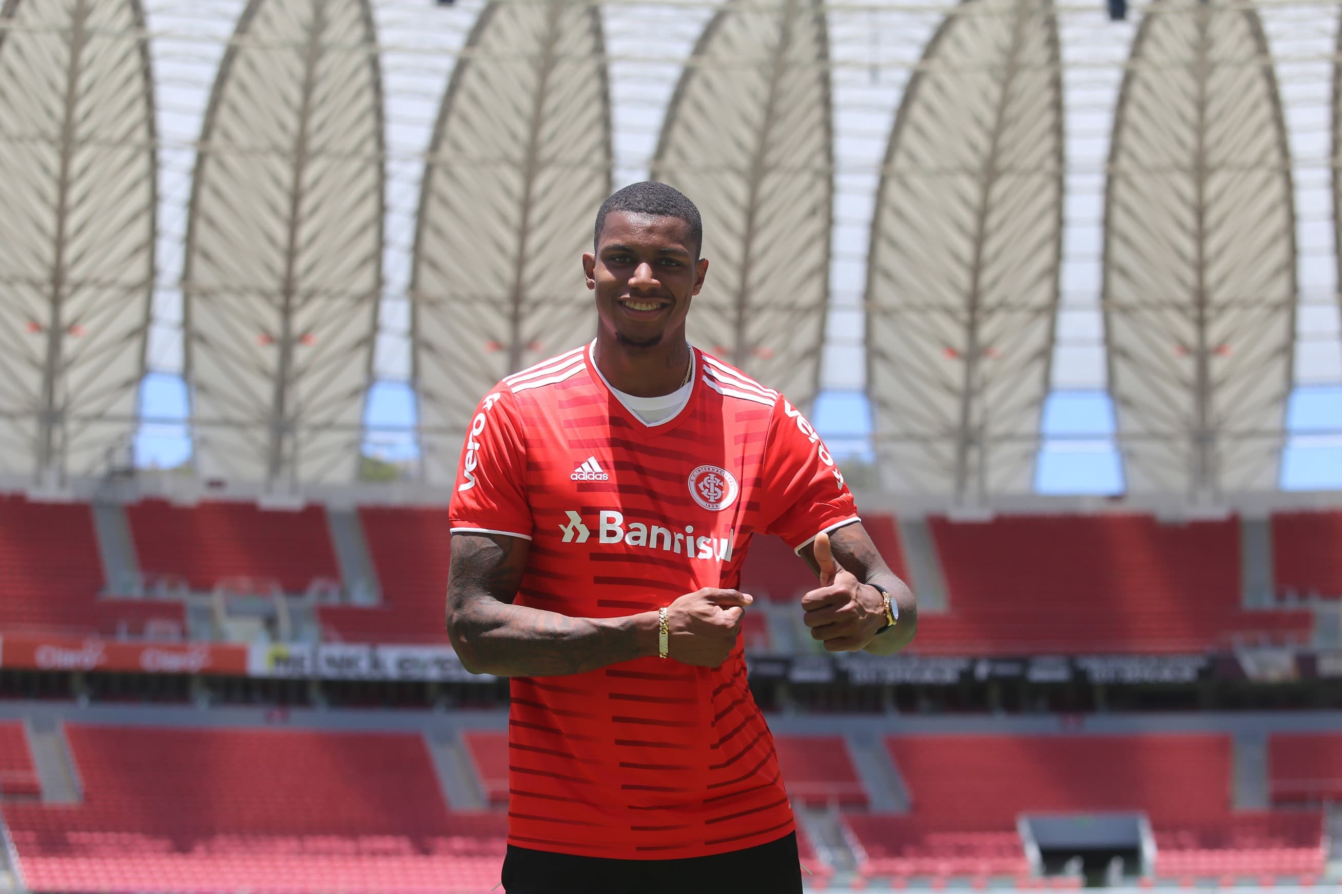 Wesley Moraes foi apresentado pelo Inter no Beira-Rio