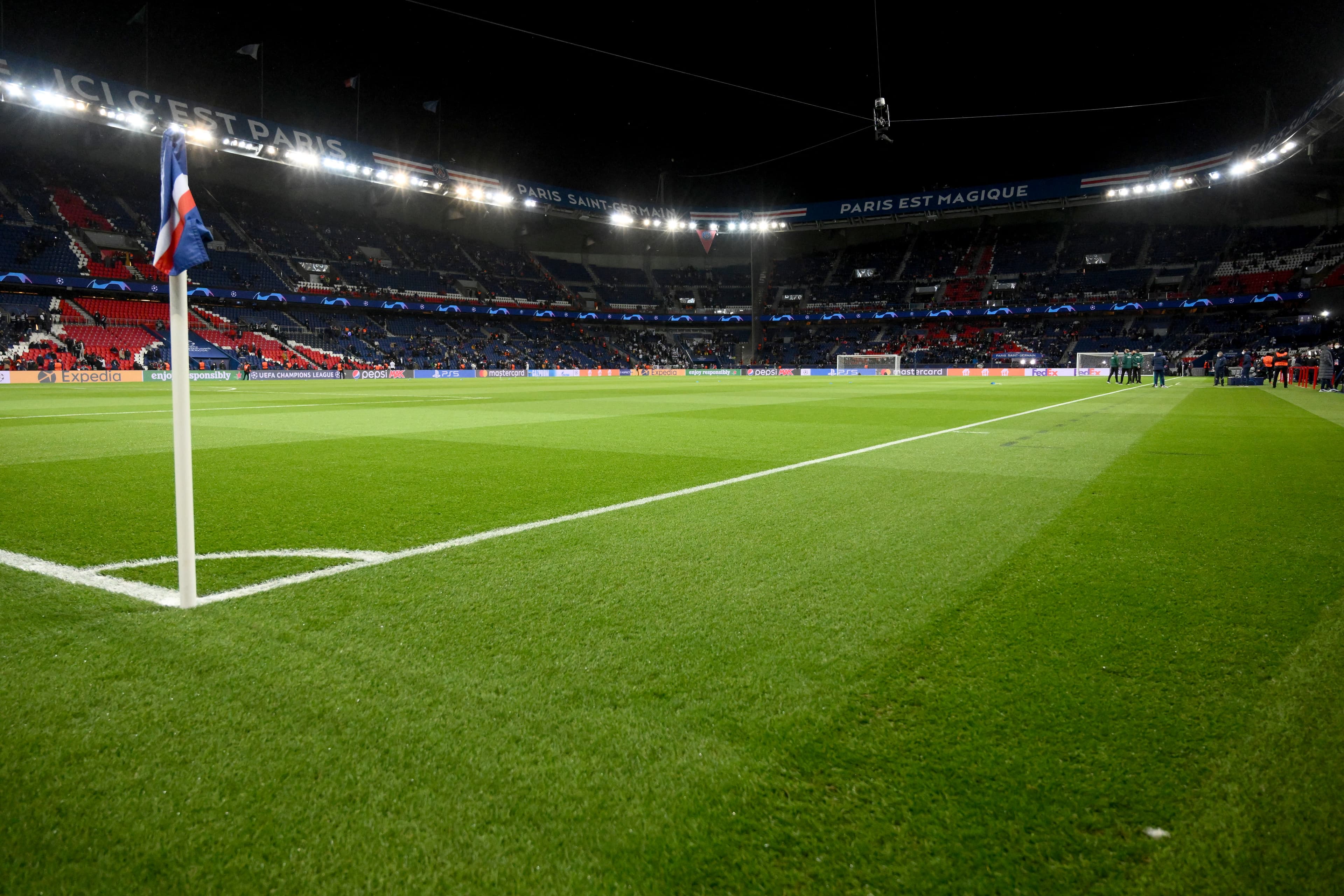 Gramado do Parque dos Príncipes antes do jogo entre PSG e Real Madrid -