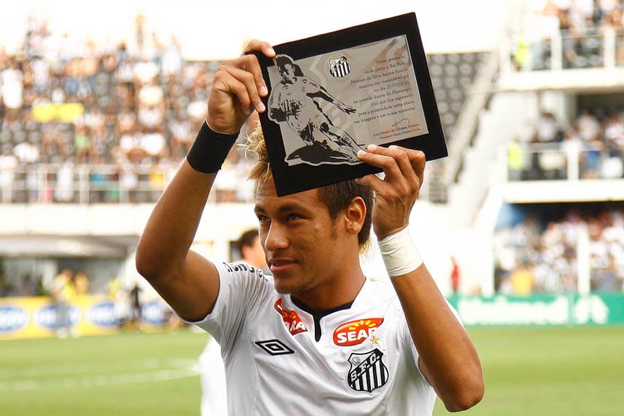 Neymar recebeu placa do Santos pelo golaço -